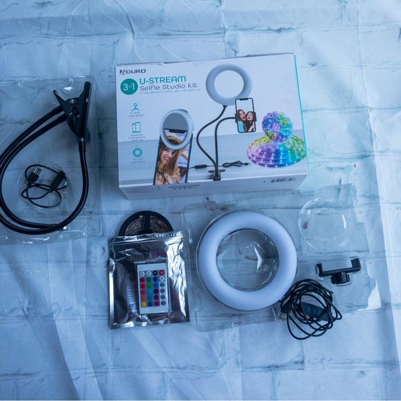 Aduro U-Stream 3-in-1 Selfie Studio Kit (*Missing - Clip-On Selfie Light*) - Picture 3 of 11